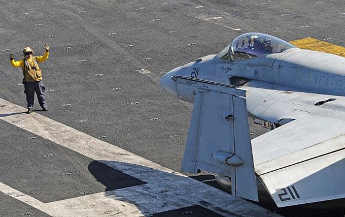 Tiêm kích F/A-18E Super Hornet trên tàu sân bay Abraham USS Lincoln tại vùng biển Arab.
